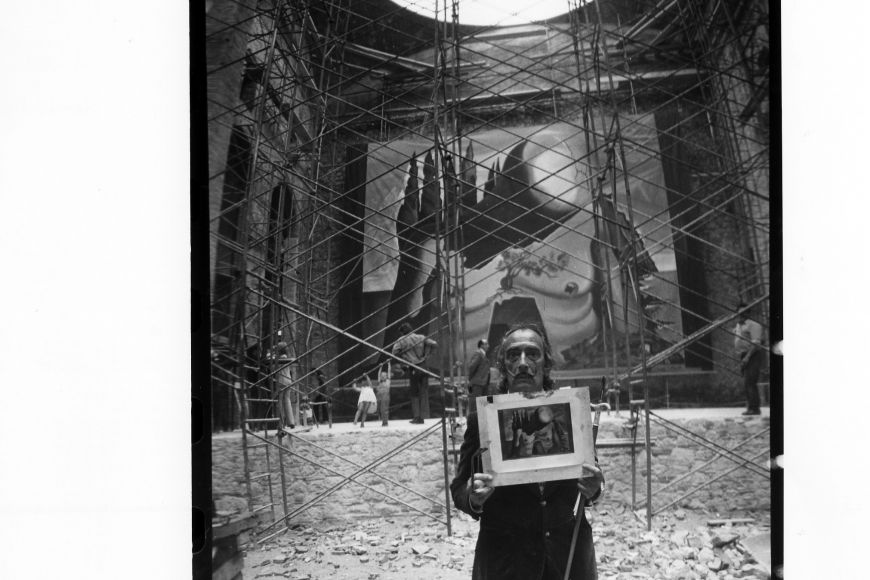 Salvador Dalí en el pati del Teatre-Museu en construcció, 1970 | © Foto Melitó Casals, «Meli»/ © Fundació Gala-Salvador Dalí, Figueres, 2021 Salvador Dalí en el pati del Teatre-Museu en construcció, 1970 | © Foto Melitó Casals, «Meli»/ © Fundació Gala-Salvador Dalí, Figueres, 2021