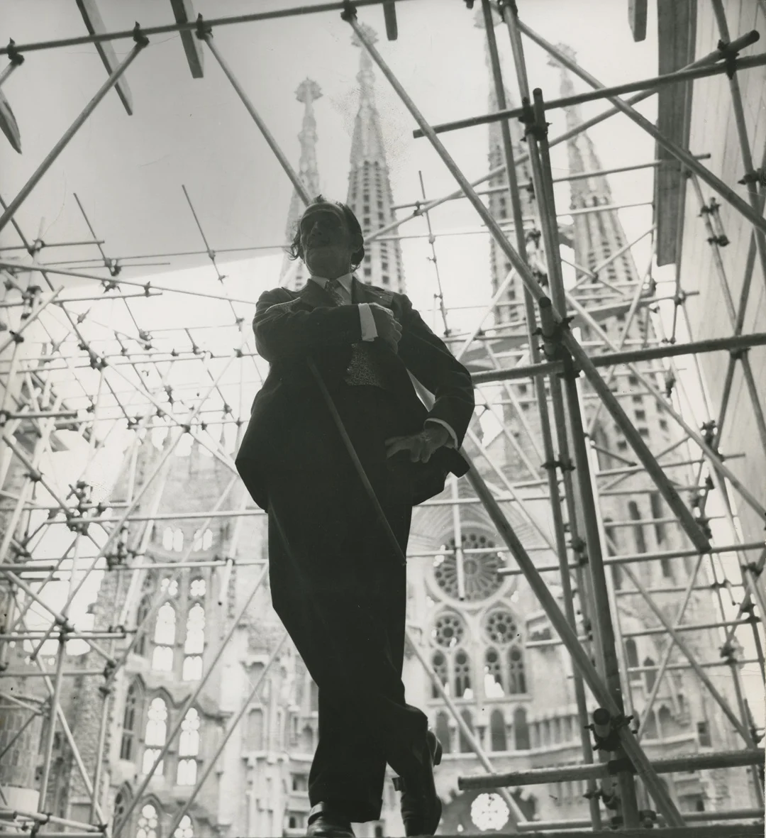 Salvador Dalí entre el andamiaje con el cual va a cubrirse con un gigantesco huevo de plástico la Sagrada Familia para la representación de La Atlántida, 1965. | © Autor desconegut. Fons de l’Arxiu ABC.
