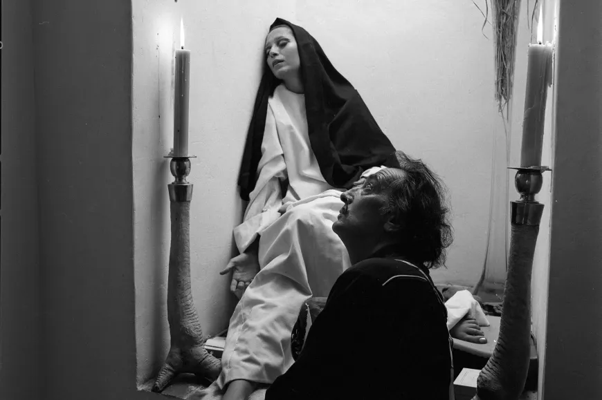 Salvador Dalí i la model Elsa Peretti recreen l'èxtasi de Santa Teresa, en una sessió feta a Portlligat | © Arxiu familiar Oriol Maspons Salvador Dalí i la model Elsa Peretti recreen l'èxtasi de Santa Teresa, en una sessió feta a Portlligat | © Arxiu familiar Oriol Maspons