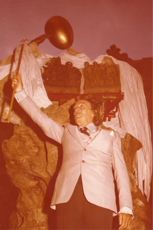 Salvador Dalí pronunica un discurs el dia de la inauguració, 28 de setembre de 1975. | © Simón. Arxiu Municipal de Figueres, 2025. Drets d’imatge de Salvador Dalí reservats. Fundació Gala-Salvador Dalí, Figueres, 2025 Salvador Dalí pronunica un discurs el dia de la inauguració, 28 de setembre de 1975. | © Simón. Arxiu Municipal de Figueres, 2025. Drets d’imatge de Salvador Dalí reservats. Fundació Gala-Salvador Dalí, Figueres, 2025