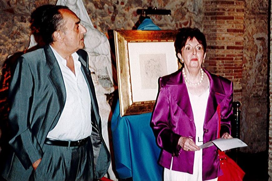 Ramon Boixadós i Lola Mitjans durant la donació de l'aiguafort Mariners, 1996