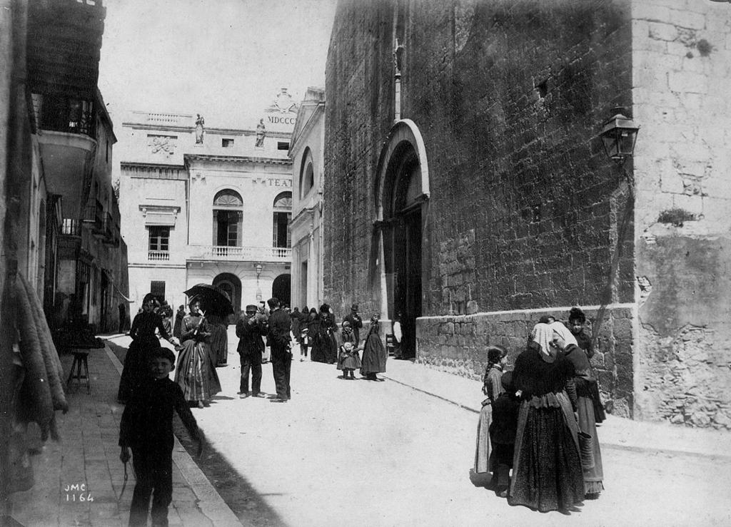 Foto històrica de l'església de Sant Pere de Figueres | © Fons Josep Maria Cañellas Biblioteca de Figueres