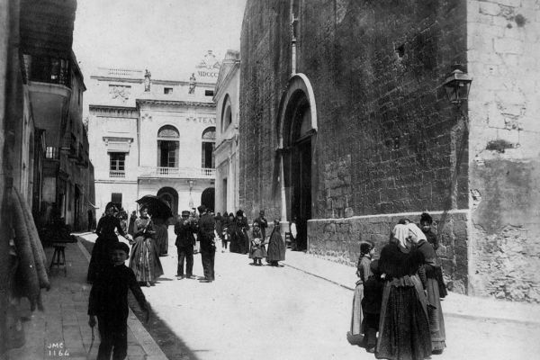 Foto històrica de l'església de Sant Pere de Figueres
