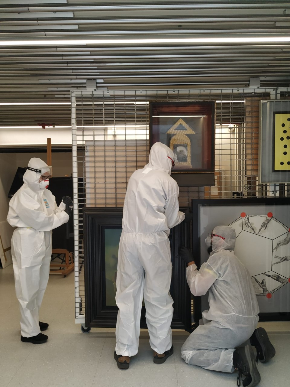 La cap de Restauració i Conservació comprova l'estat de les obres en presència del personal de l'empresa especialitzada en transport d'art