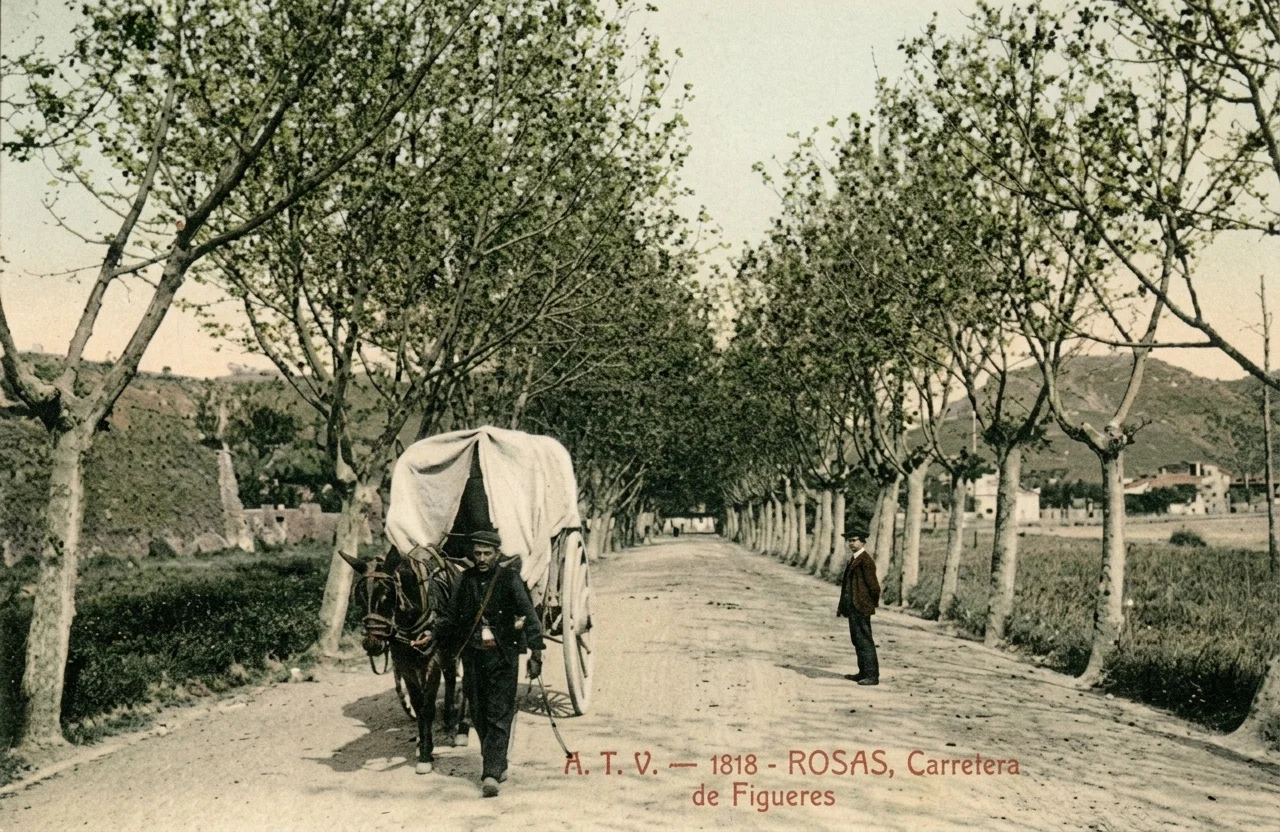 Una foto antiga d'una tartana a l'entrada de Roses