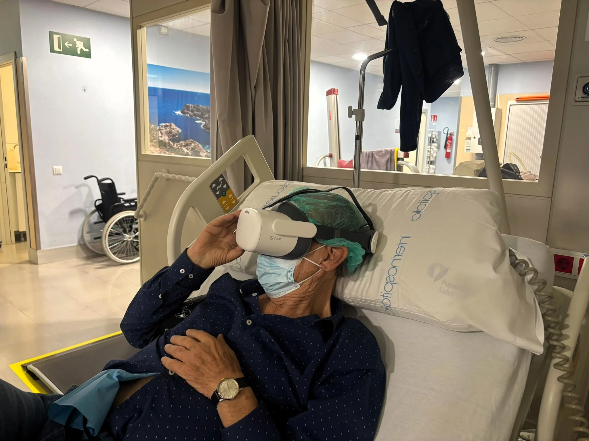 Els museus Dalí arriben als pacients de l’Hospital de Figueres amb ulleres de realitat virtual