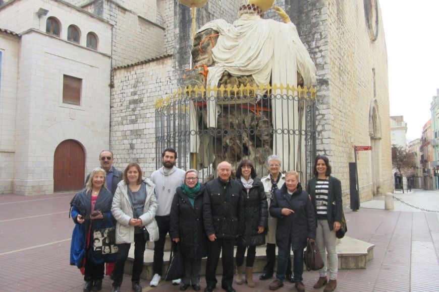 Els Amics davant de l'estatua d'homenatge a Francesc Pujols Els Amics davant de l'estatua d'homenatge a Francesc Pujols