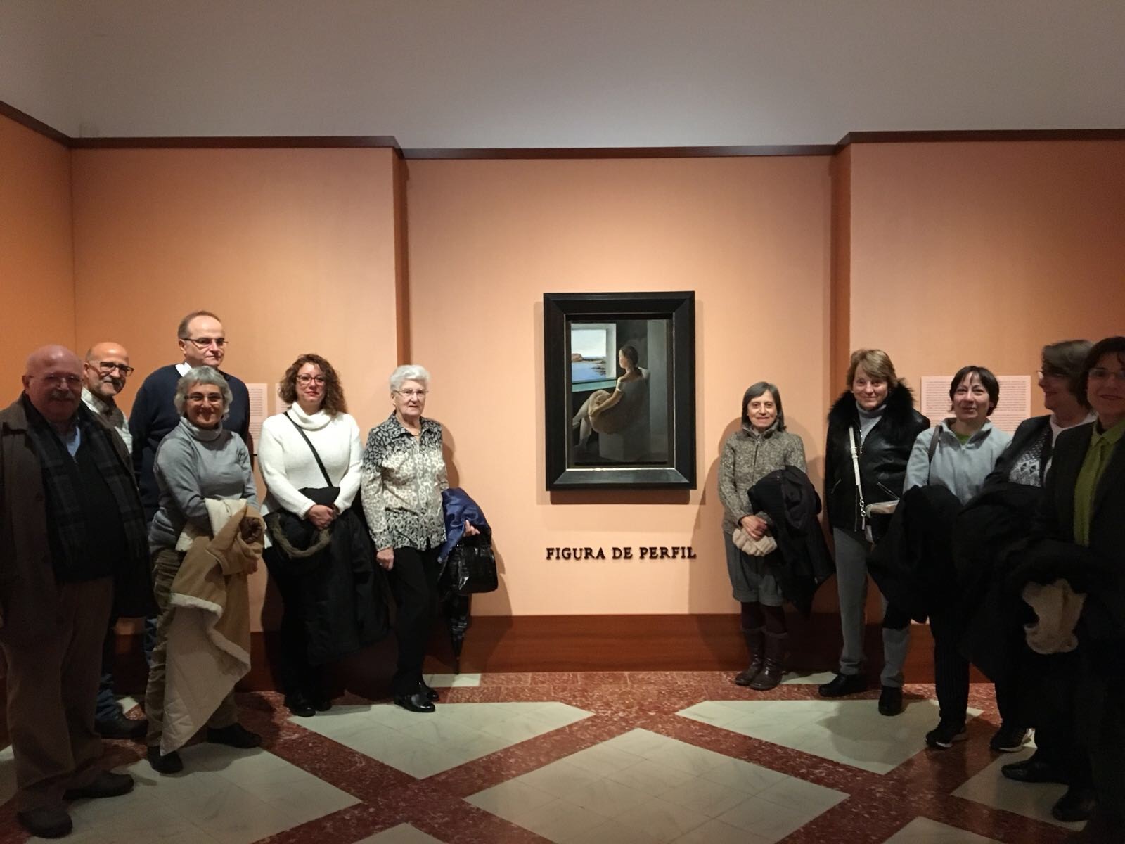 Els participants de la Visita de Petit Format amb la Figura de Perfil