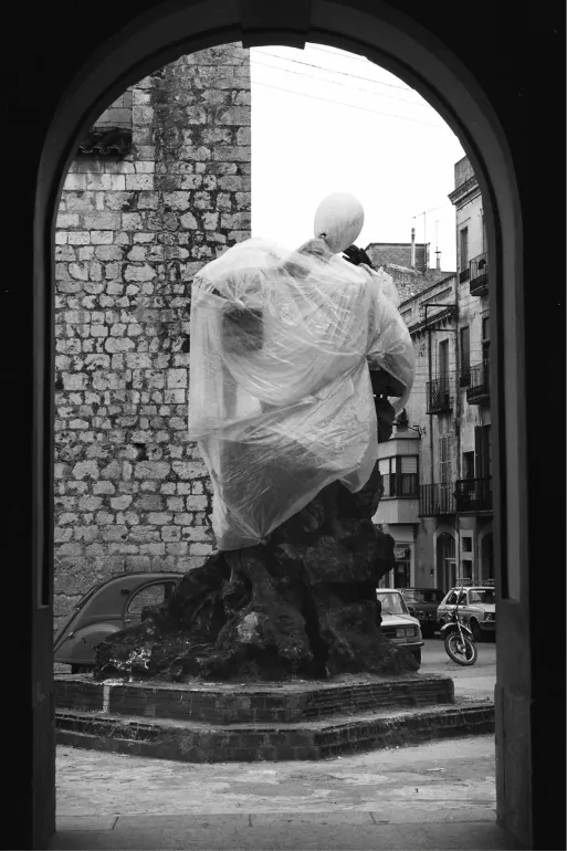 Vista del monument des del rebedor del museu | © Casals, Melitó (Meli) | Salvador Dalí, Fundació Gala-Salvador Dalí, Figueres, 2025 Vista del monument des del rebedor del museu | © Casals, Melitó (Meli) | Salvador Dalí, Fundació Gala-Salvador Dalí, Figueres, 2025