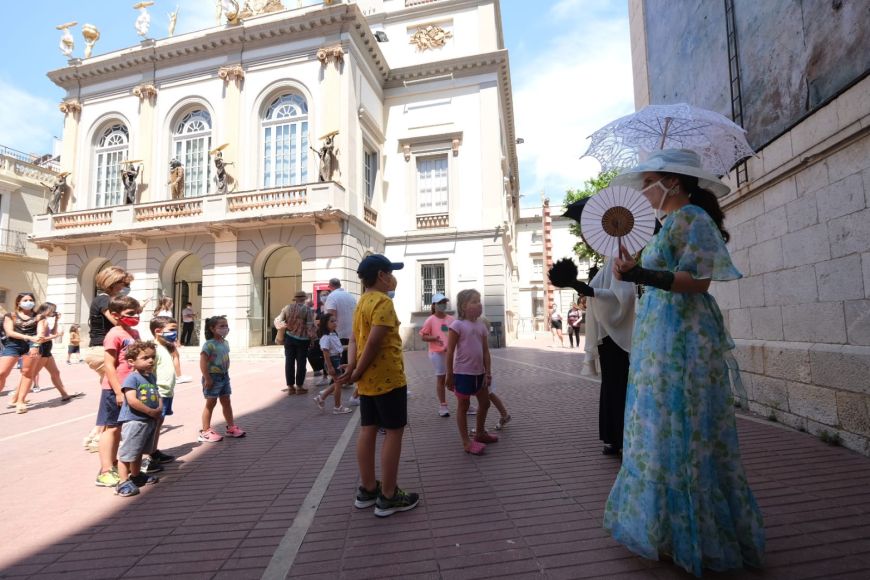 La visita acaba davant del Teatre - Museu Dalí de Figueres | © Borja Balsera