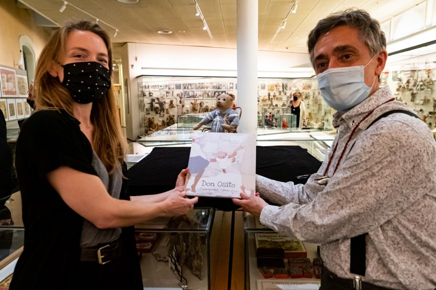 Zuzanna Celej i Joan Manuel Soldevilla amb el llibre «Don osito. El osito de los Dalí y García Lorca» | © Jordi Oliveres Zuzanna Celej i Joan Manuel Soldevilla amb el llibre «Don osito. El osito de los Dalí y García Lorca» | © Jordi Oliveres